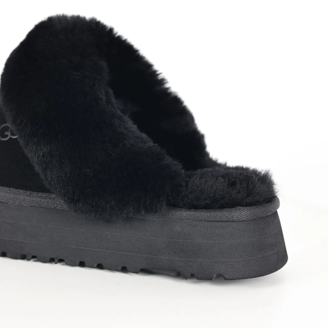 Pick up locally 💰520 Core recommendation with good price In recent years, uug has launched a series of styles, which are partially geared towards the preferences of young consumers and have also moved to the forefront of fashion trends. Shoe body material: water-repellent coated suede upper, 17mm UGGPURE™ implanted wool insole, lightweight non-slip and comfortable rubber outsole, with brand LOGO and trademark, with full packaging Size: 35 36 37 38 39 40